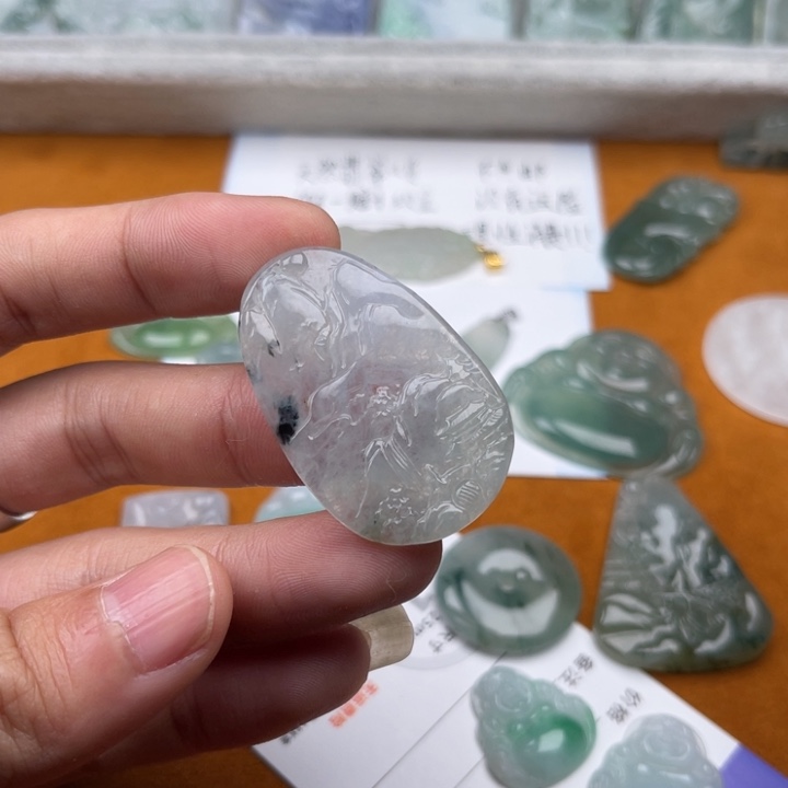 翡翠颈饰未镶嵌小**猫山水