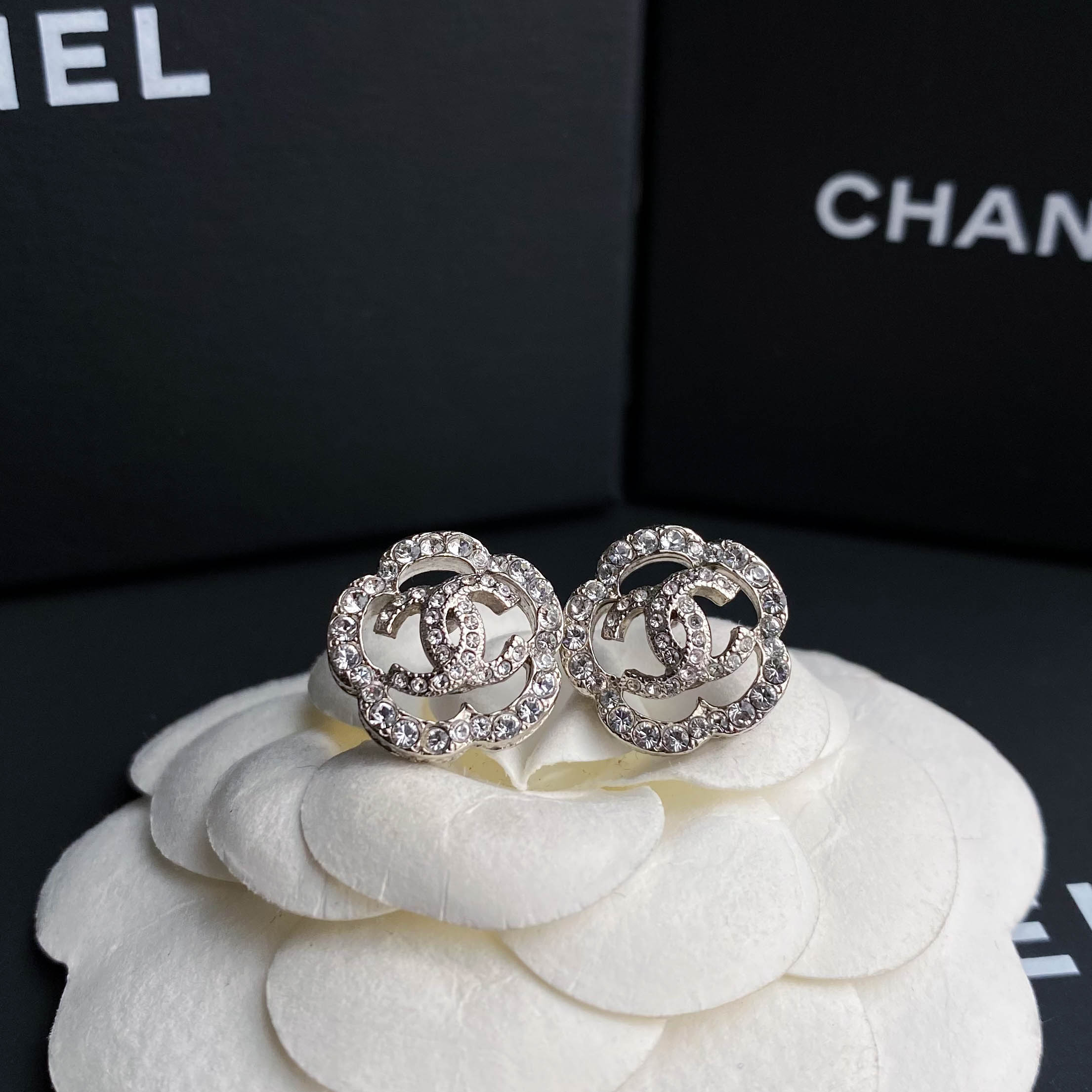 99新 Chanel/香奈儿 FL 银色山茶花双C logo 耳钉 S6089