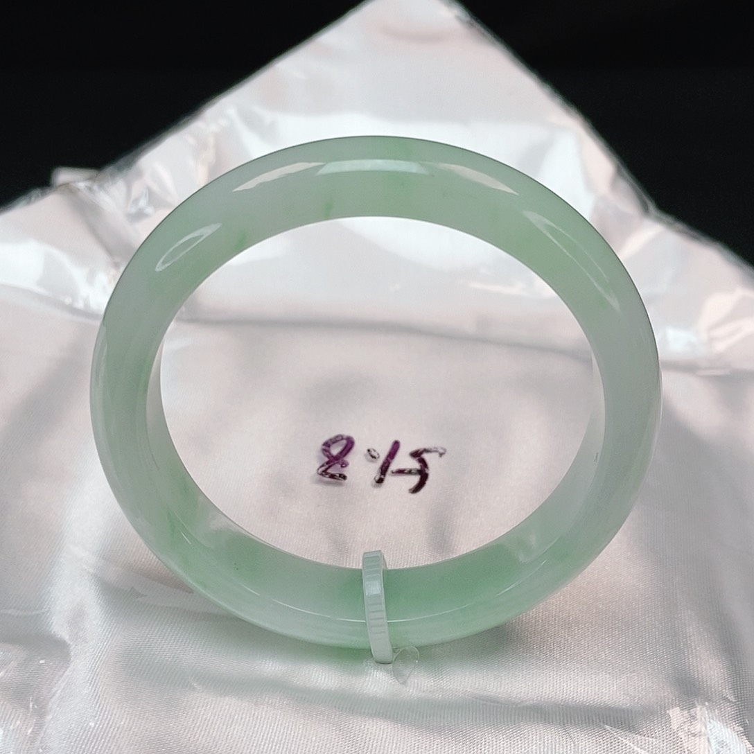 翡翠手镯未镶嵌泥鳅背