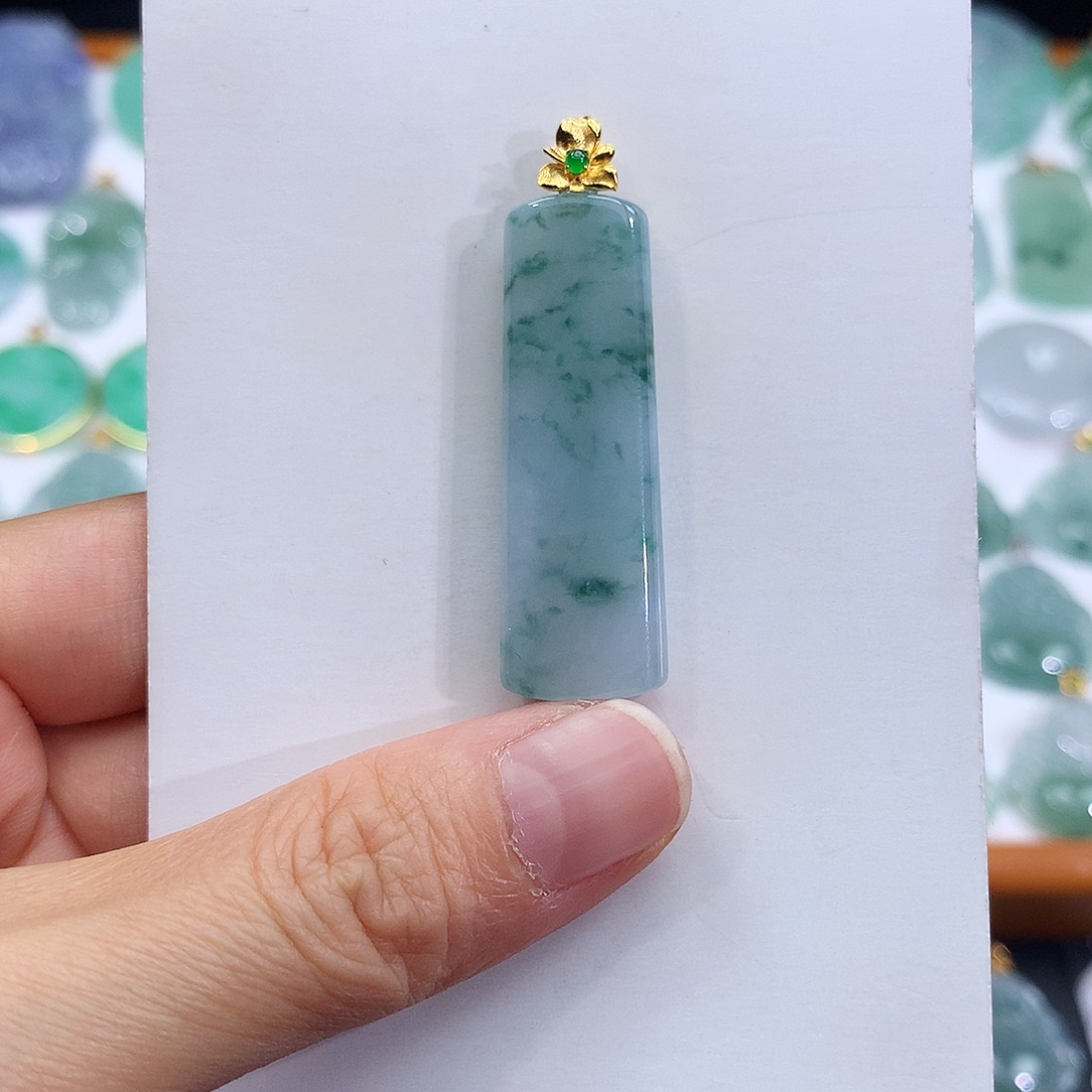 翡翠18K金镶嵌颈饰翡翠吊坠