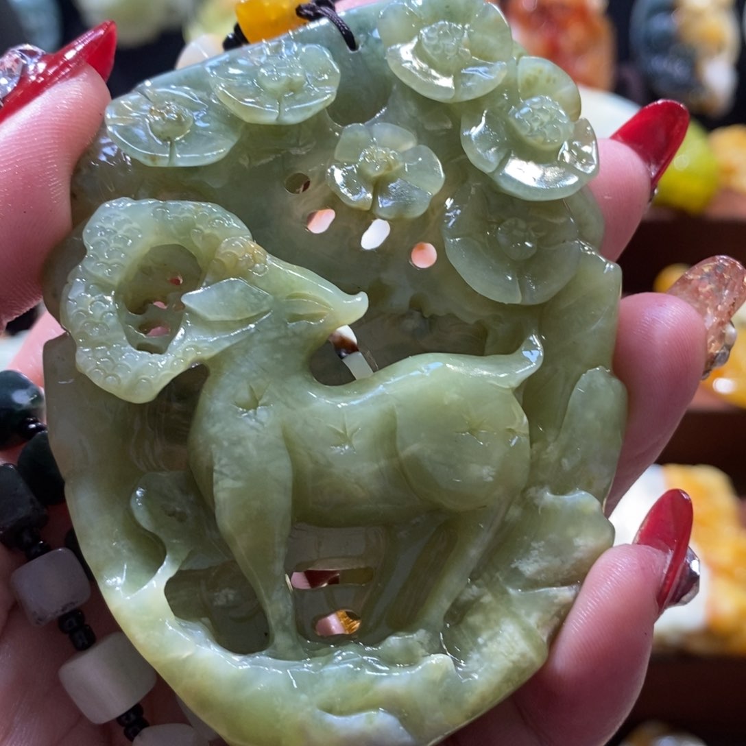 蛇纹石玉颈饰未镶嵌