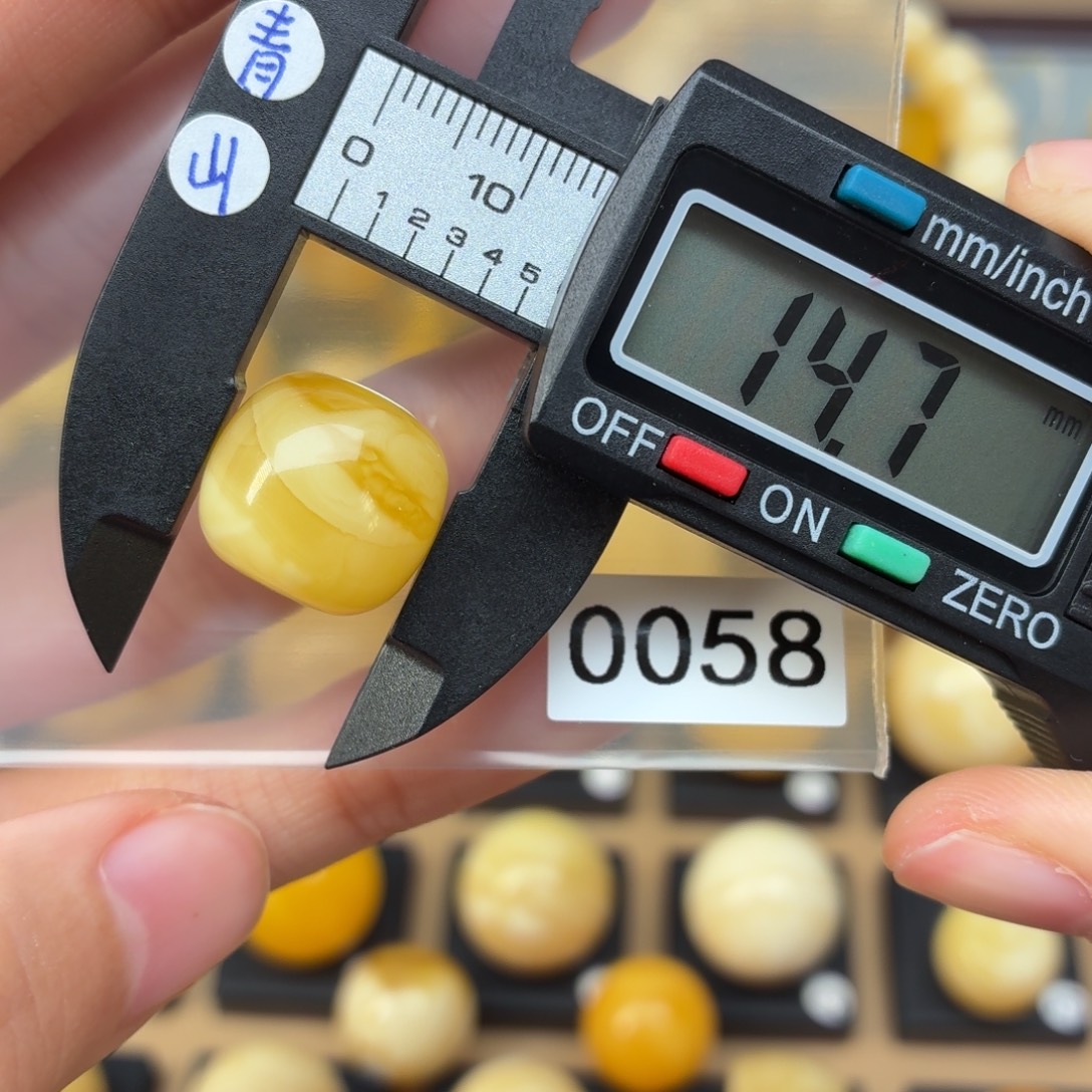 浙***天蜜蜡未镶嵌裸石蜜蜡