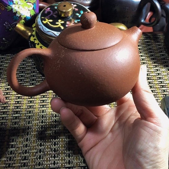 紫砂茶壶原矿泥料手工制作的紫砂壶，