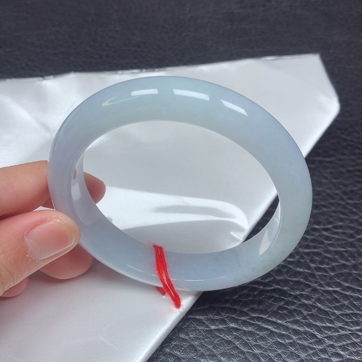 翡翠手镯未镶嵌。