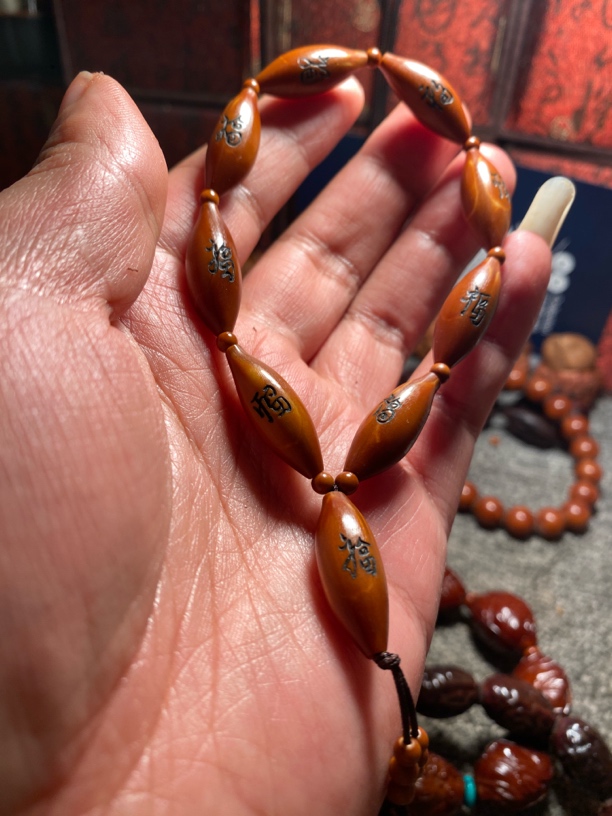 苏工核雕纯手工雕刻，微形小柳叶，双面手工刻字百福手串，与众不同