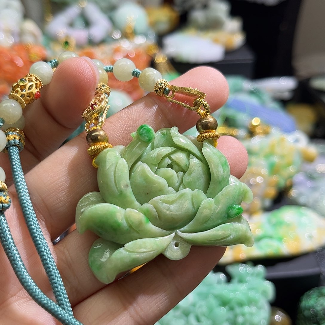 翡翠未镶嵌颈饰待编织