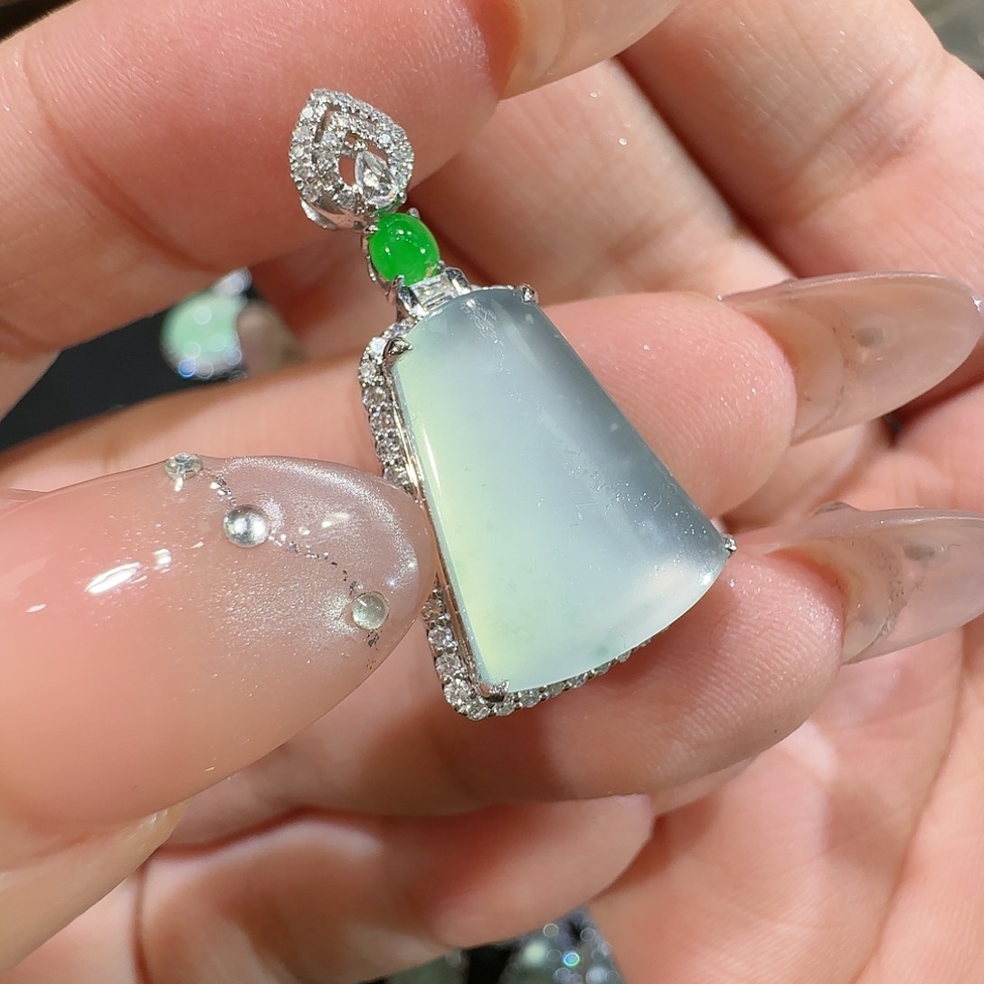 【闪购商品】颈饰18K金镶嵌翡翠