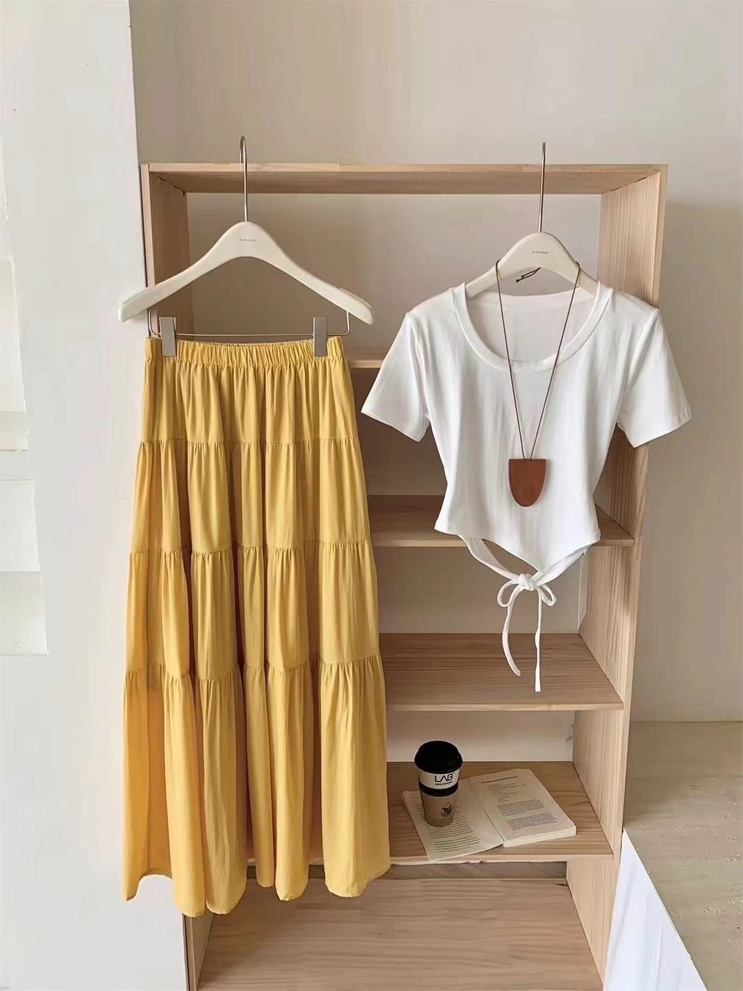 夏季后背镂空绑带短袖T恤搭配遮胯显瘦半身裙女装套装