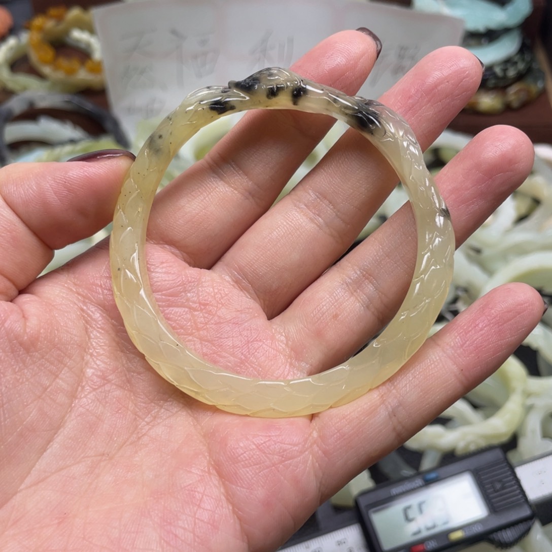 蛇纹石玉未镶嵌手镯