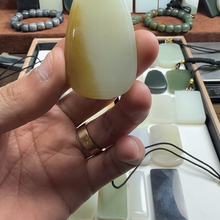 和田玉颈饰未镶嵌卓**凡