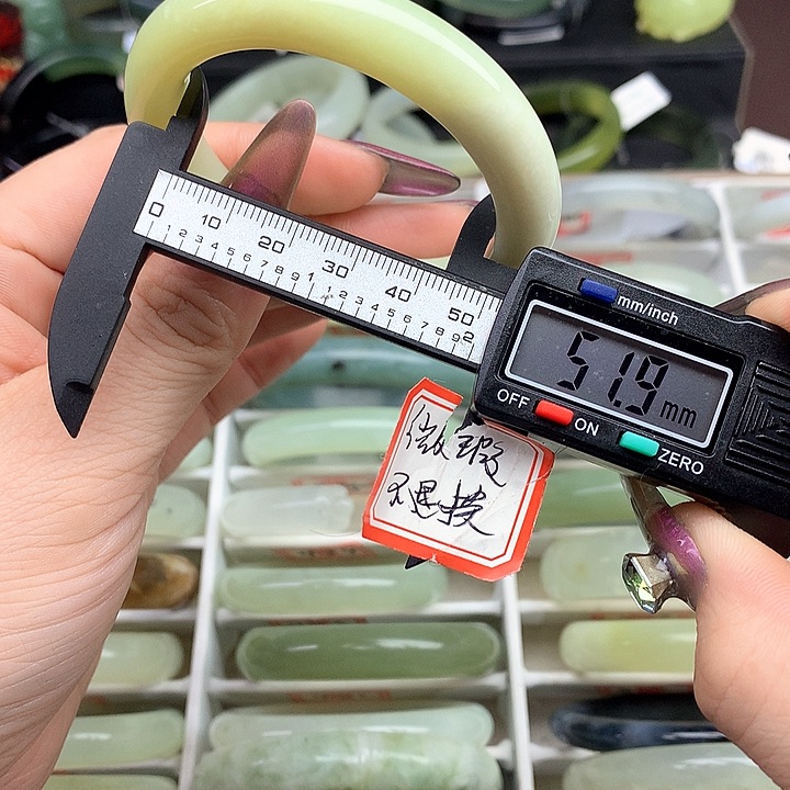 蛇纹石玉手镯未镶嵌500