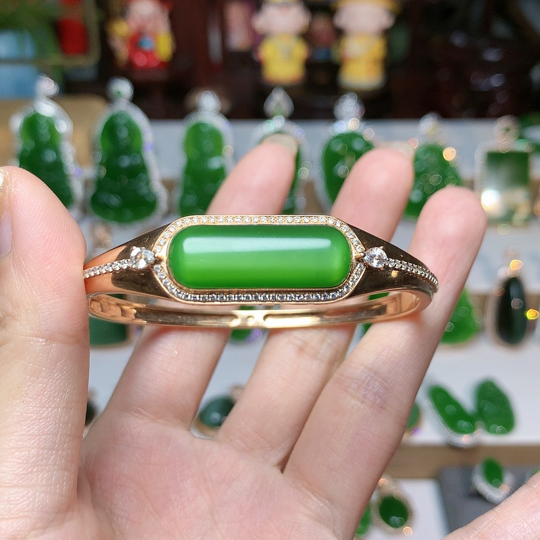 18K金镶嵌手镯和田玉（碧玉）熊****！