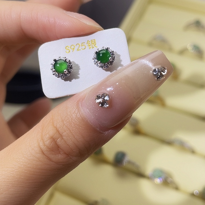 翡翠未镶嵌颈饰戒指