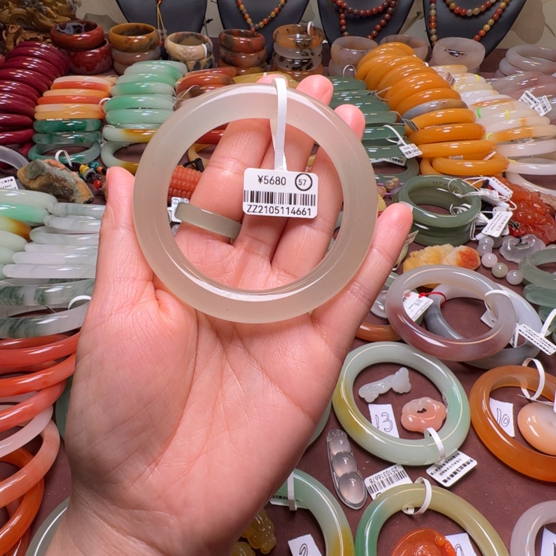 小****石英岩玉未镶嵌手镯