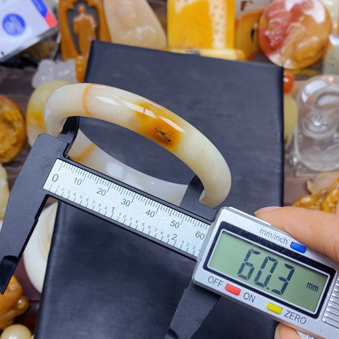 石英质玉（黄龙玉）颈饰未镶嵌