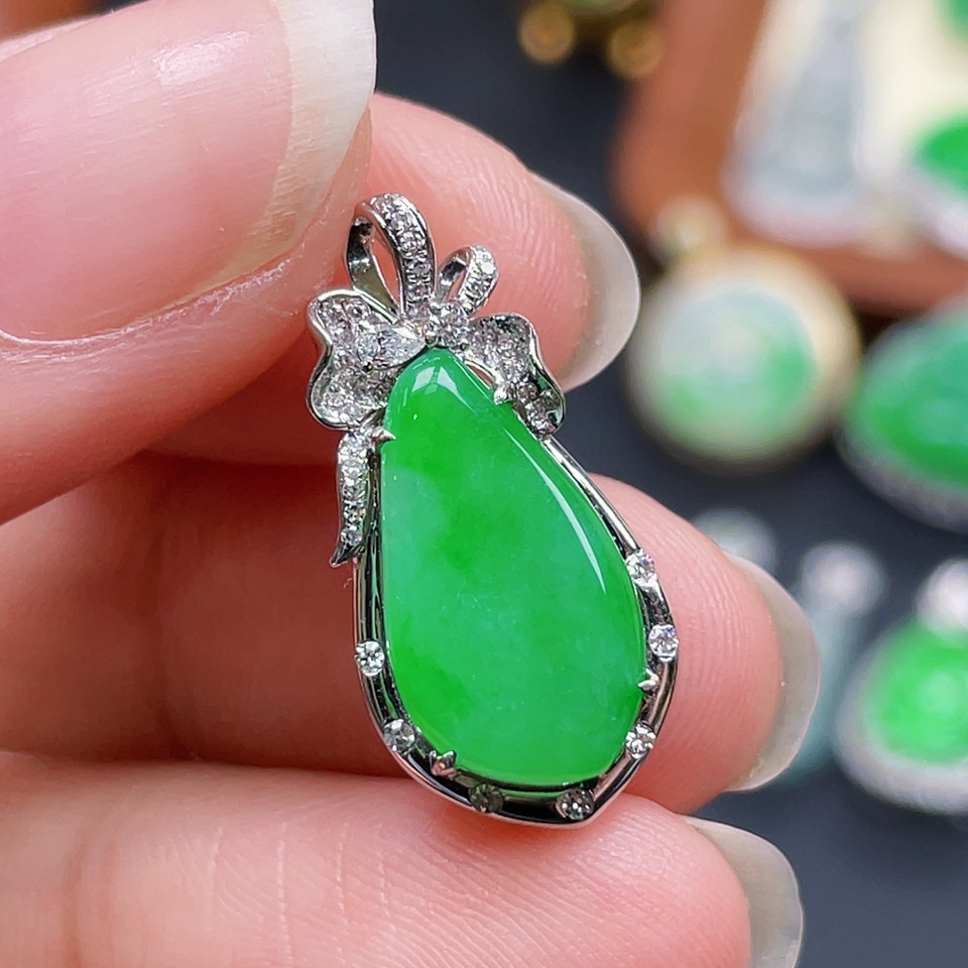 翡翠18K金镶嵌颈饰绿瓜