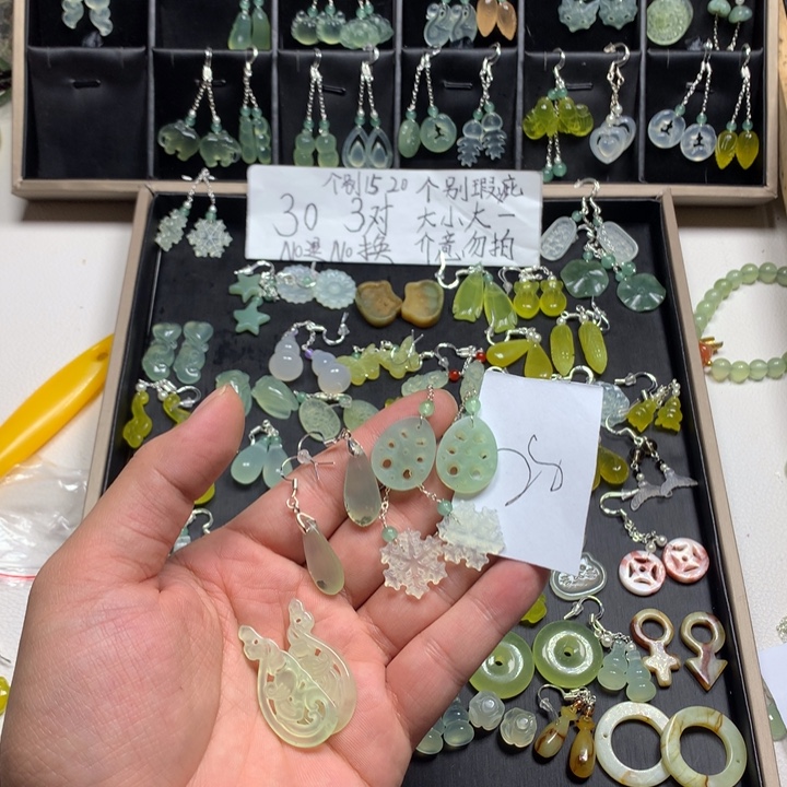 夹***糖蛇纹石玉合金耳钉