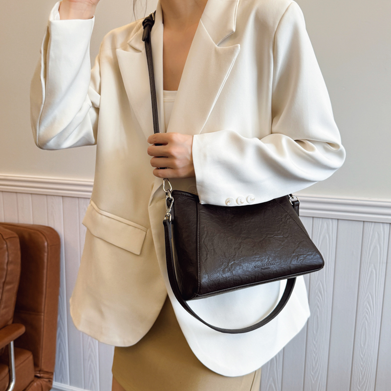 高级感大容量女士包包2025新款春夏百搭单肩斜挎包韩版休闲通勤包