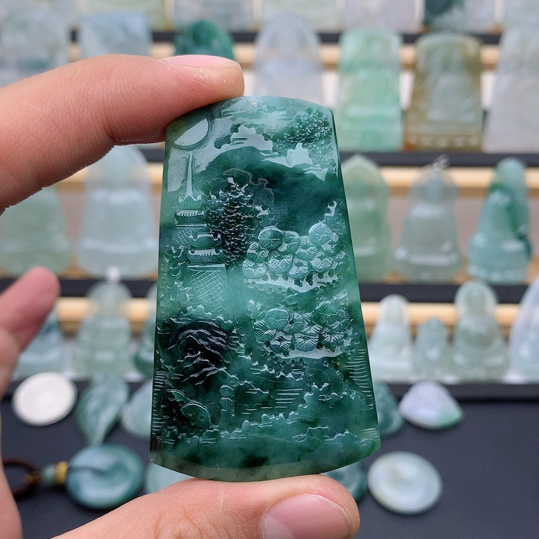 翡翠未镶嵌颈饰山水牌