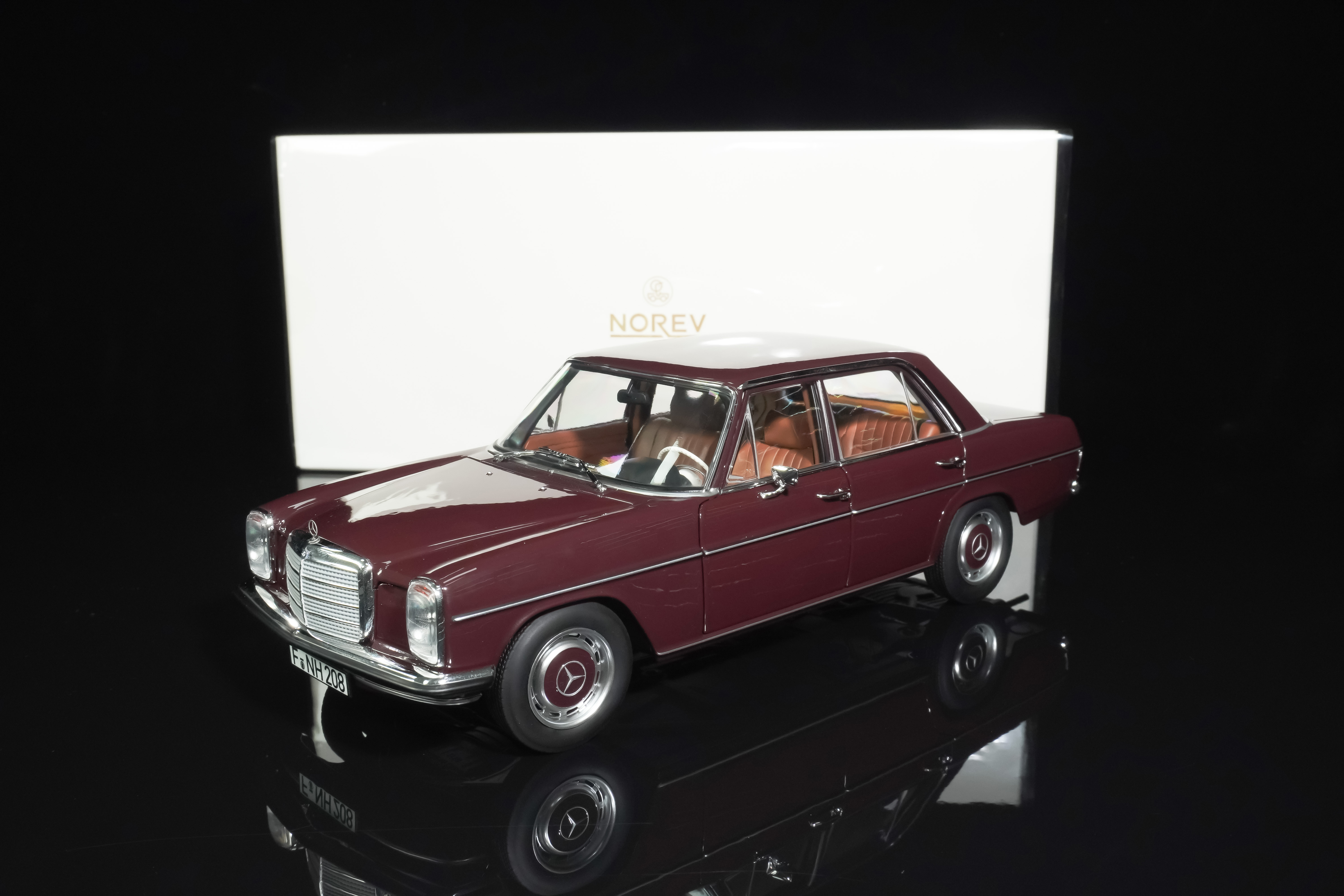 NOREV 1/18 奔驰 Mercedes-Benz 200 1968款合金汽车模型收藏摆件