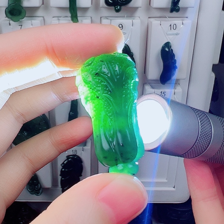 蛇纹石玉颈饰未镶嵌