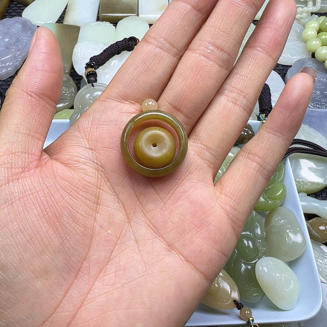 和田玉未镶嵌颈饰买断不退不换，圈口18.2