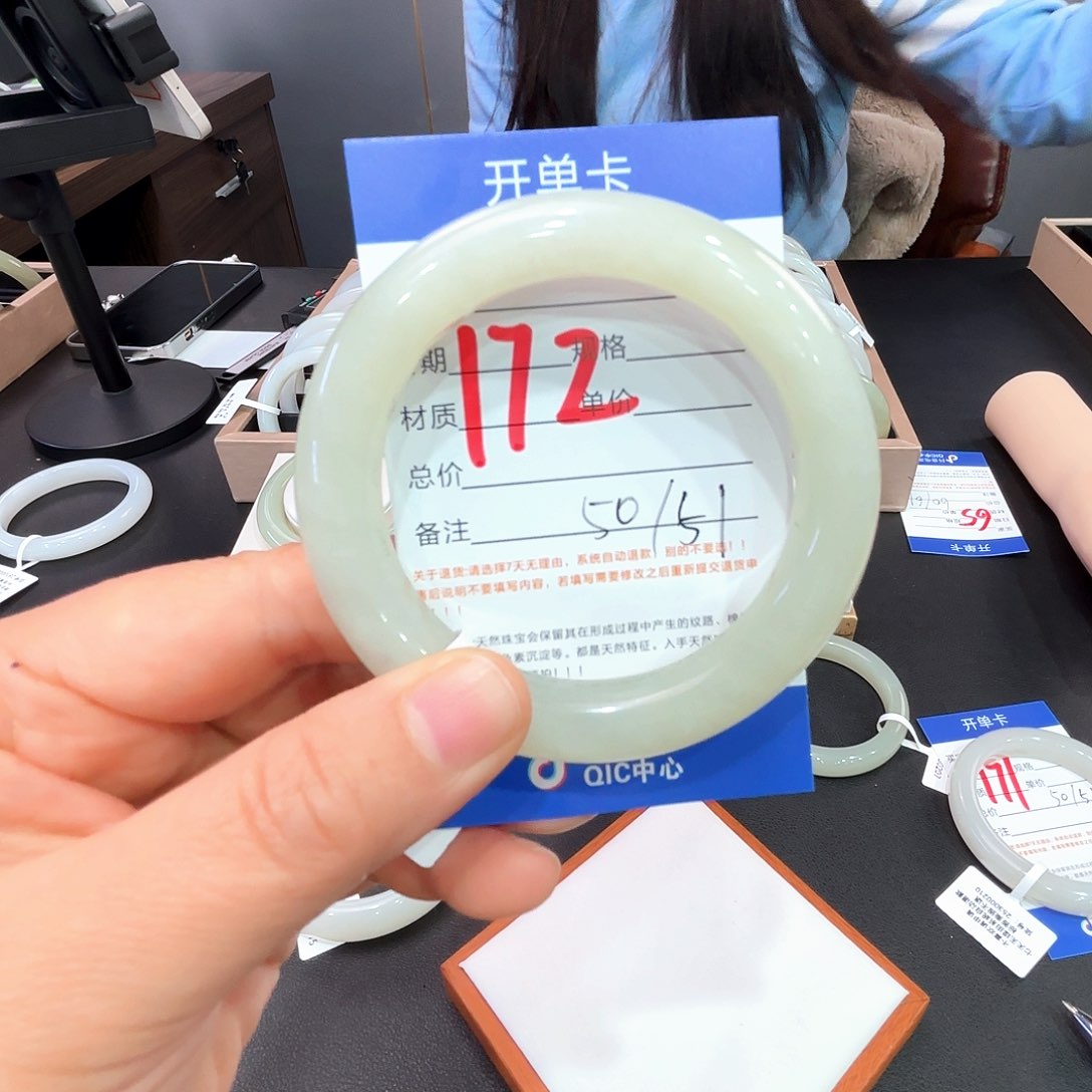 和田玉手镯未镶嵌羽**.