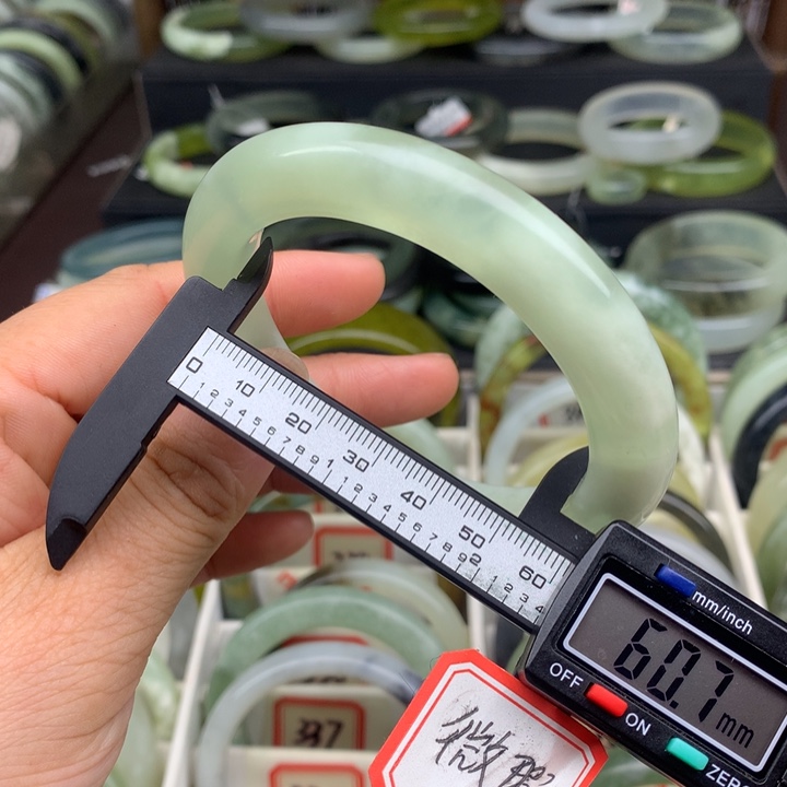 蛇纹石玉未镶嵌手镯332