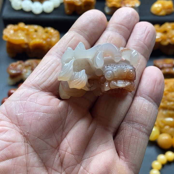 石英质玉（黄龙玉）未镶嵌颈饰