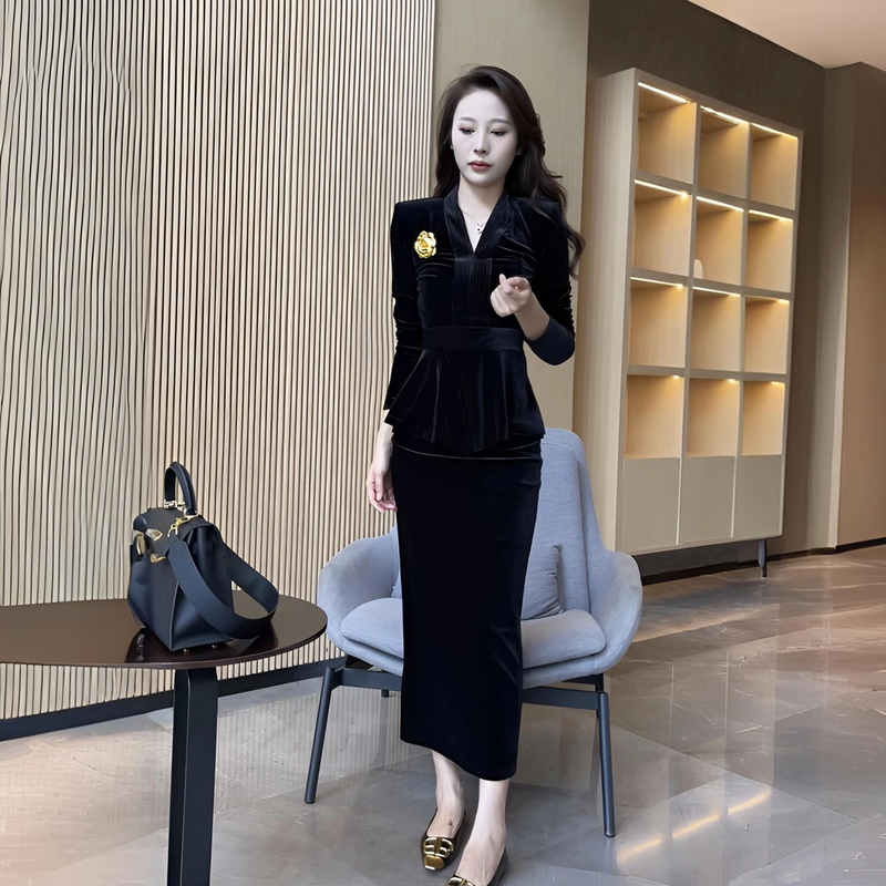 新款高级洋气金丝绒套装气质显瘦V领上衣高腰开叉半身裙两件套阔