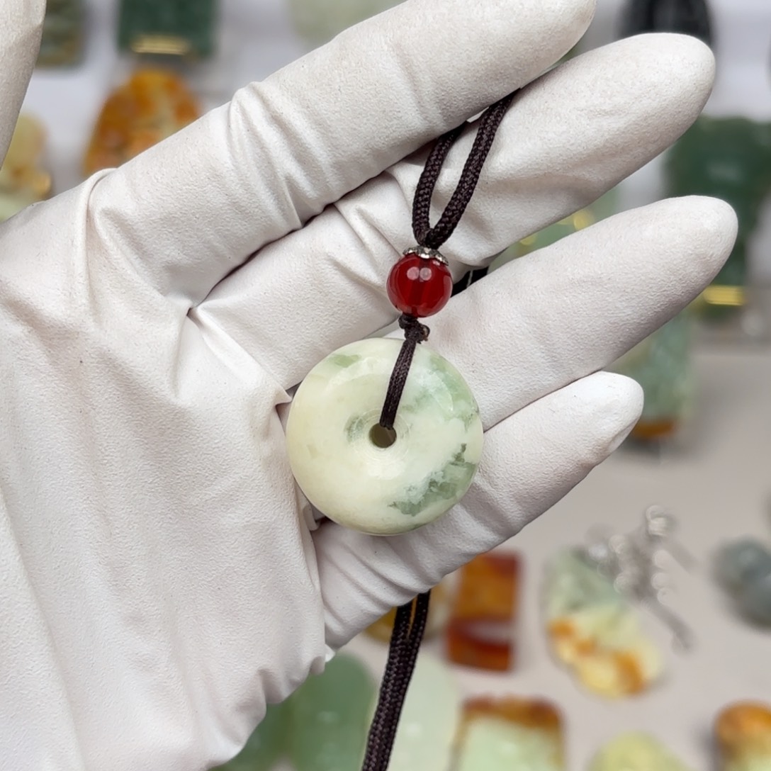 蛇纹石玉颈饰未镶嵌