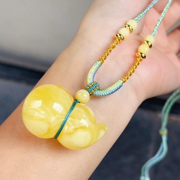 满蜜黄白花蜜蜡立体葫芦吊坠，16.2克，尺寸43.3-27.2mm