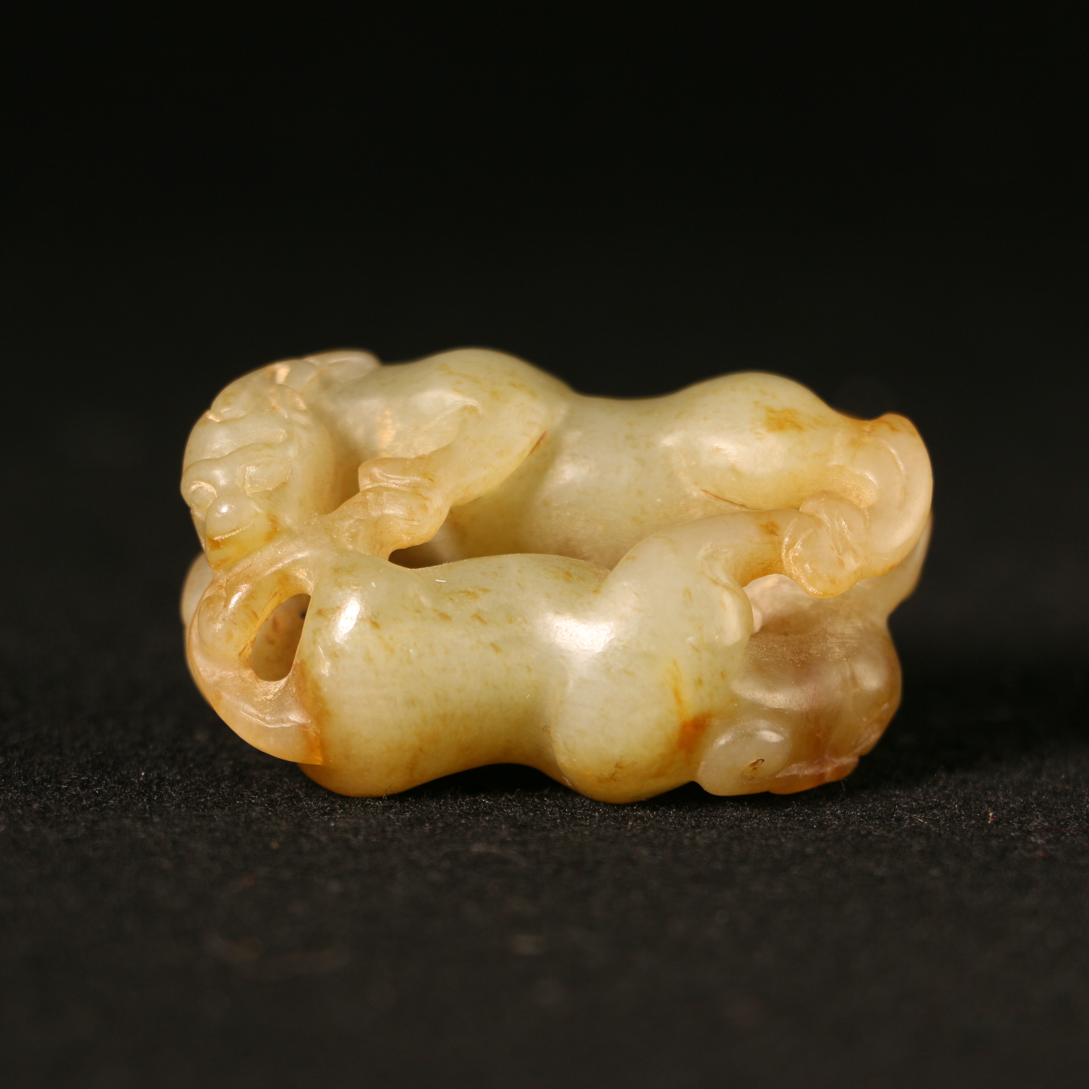 2R12  明 和田玉带沁瑞兽把件