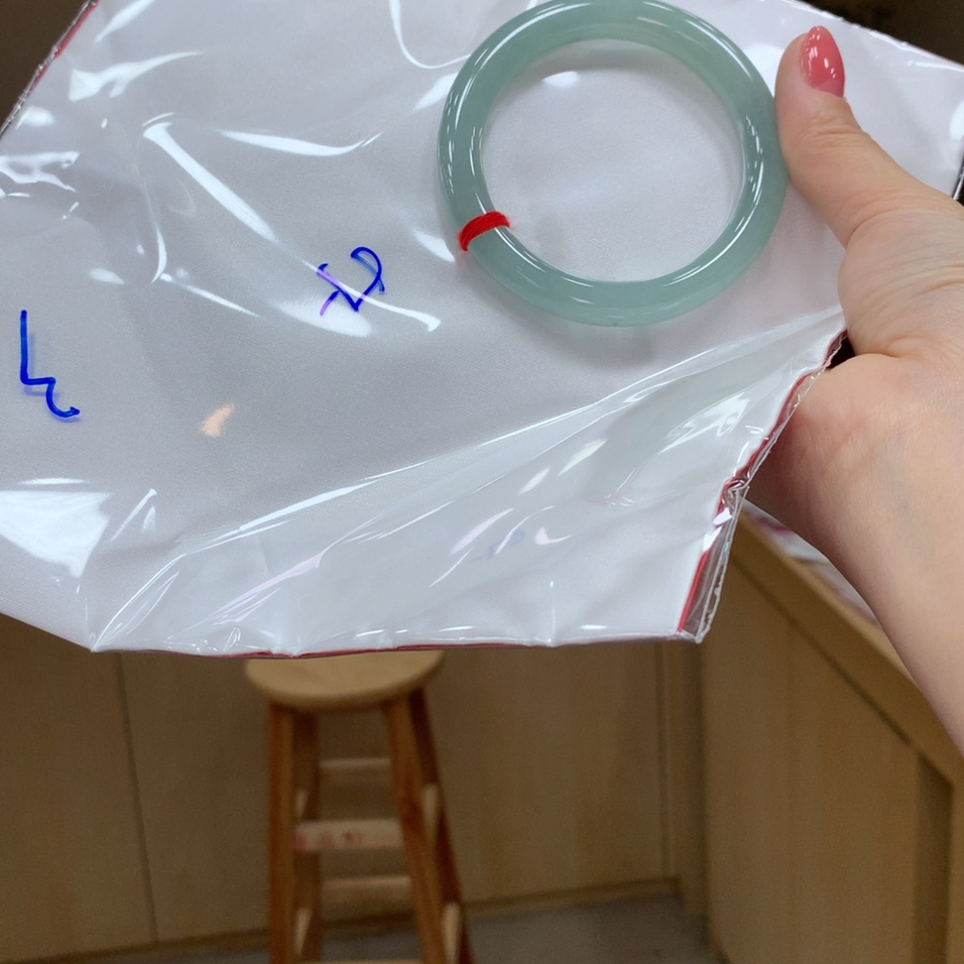 翡翠手镯未镶嵌不退不换