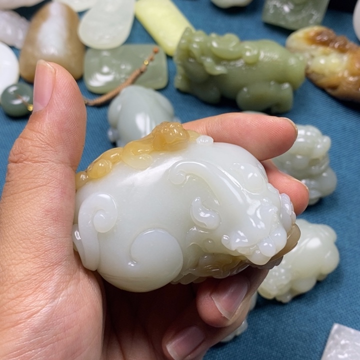 欣***奕未镶嵌和田玉把件