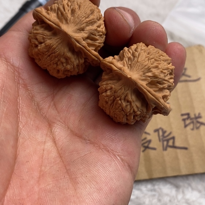 文玩核桃吊坠金牛