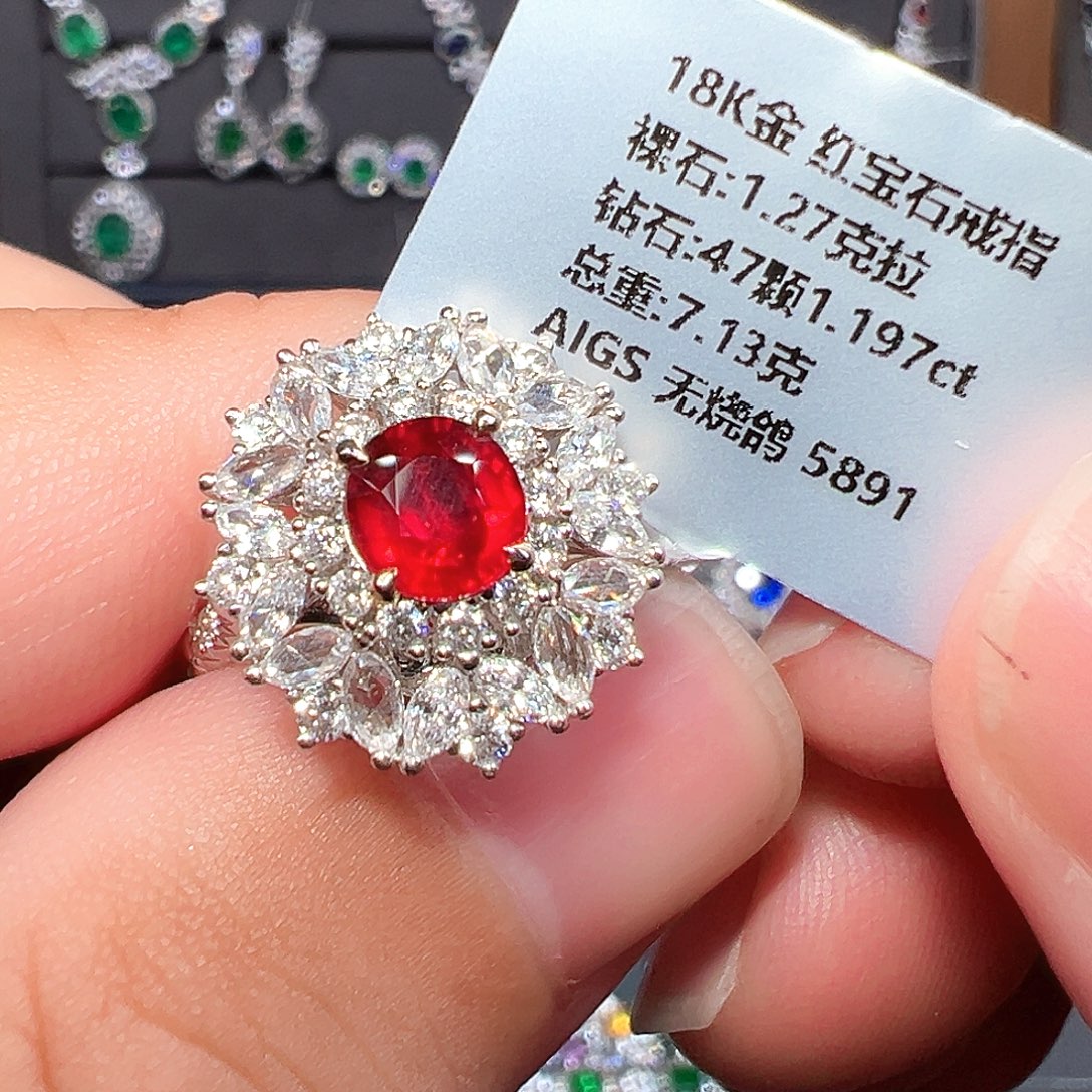 18K金镶嵌红宝石戒指