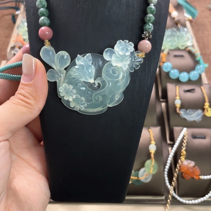 蛇纹石玉颈饰未镶嵌