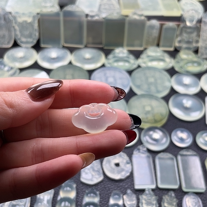 岫玉未镶嵌颈饰祥云锁