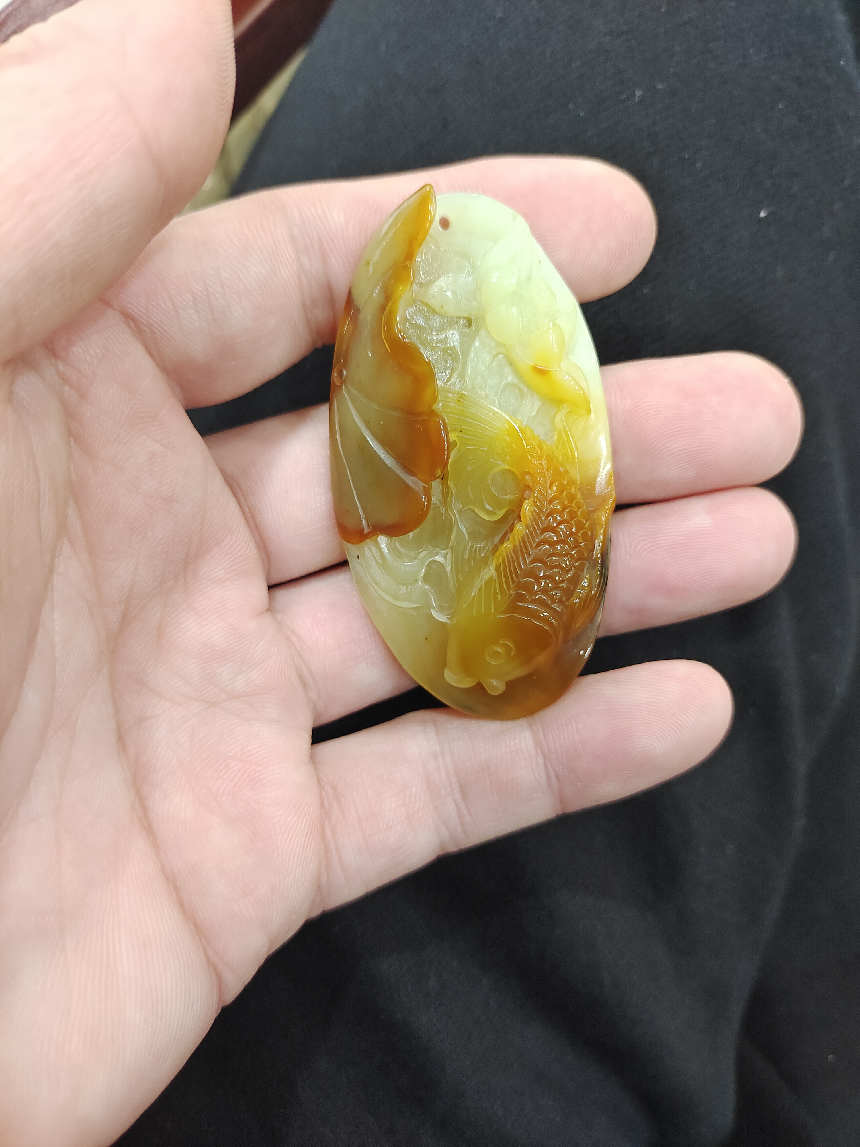 天然花玉  俏色巧雕  手工雕刻  连年有余