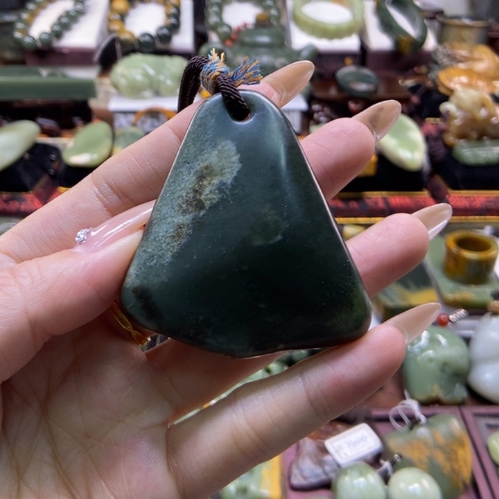 颈饰未镶嵌岫岩河磨玉（透闪石质玉）