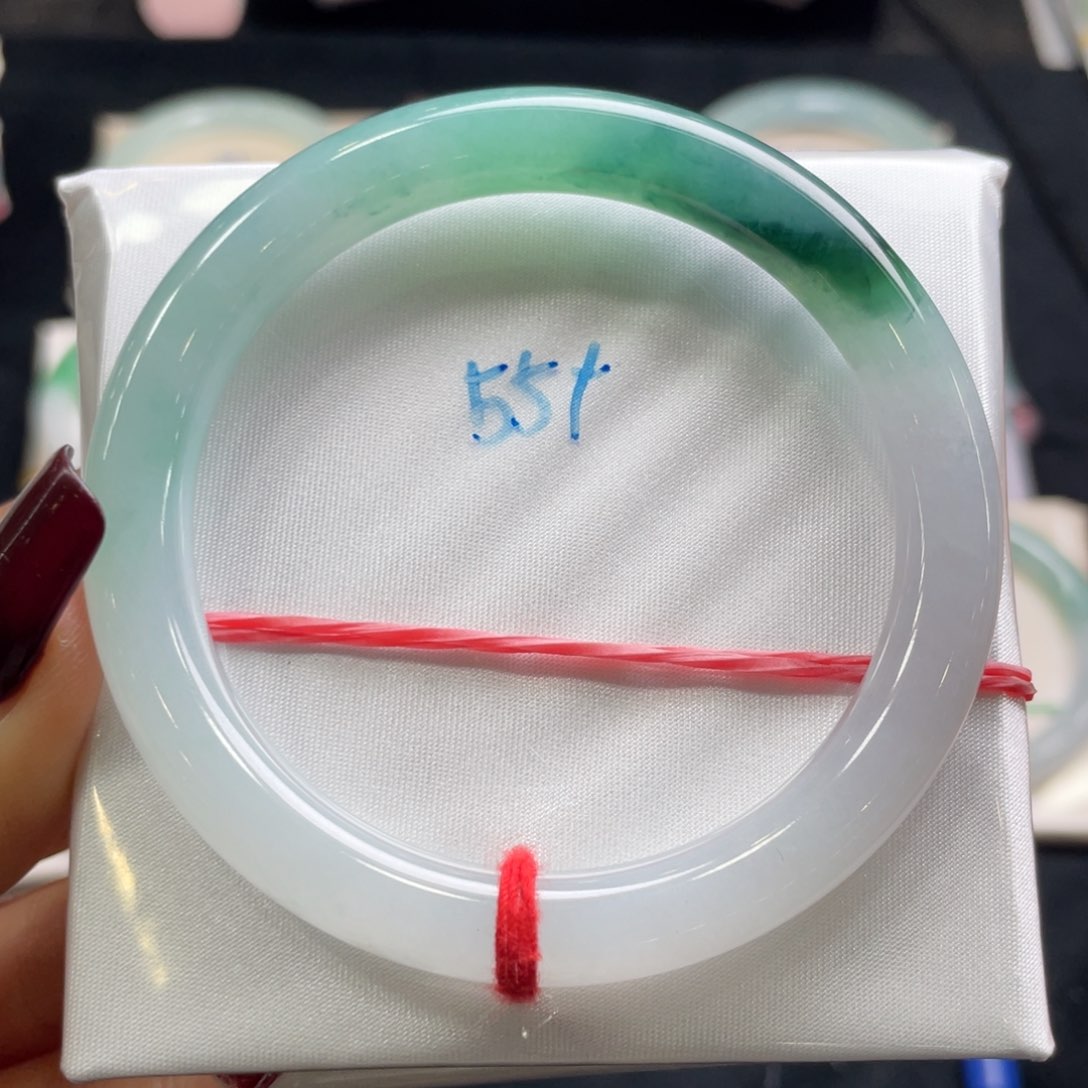 翡翠手镯未镶嵌翡翠手镯