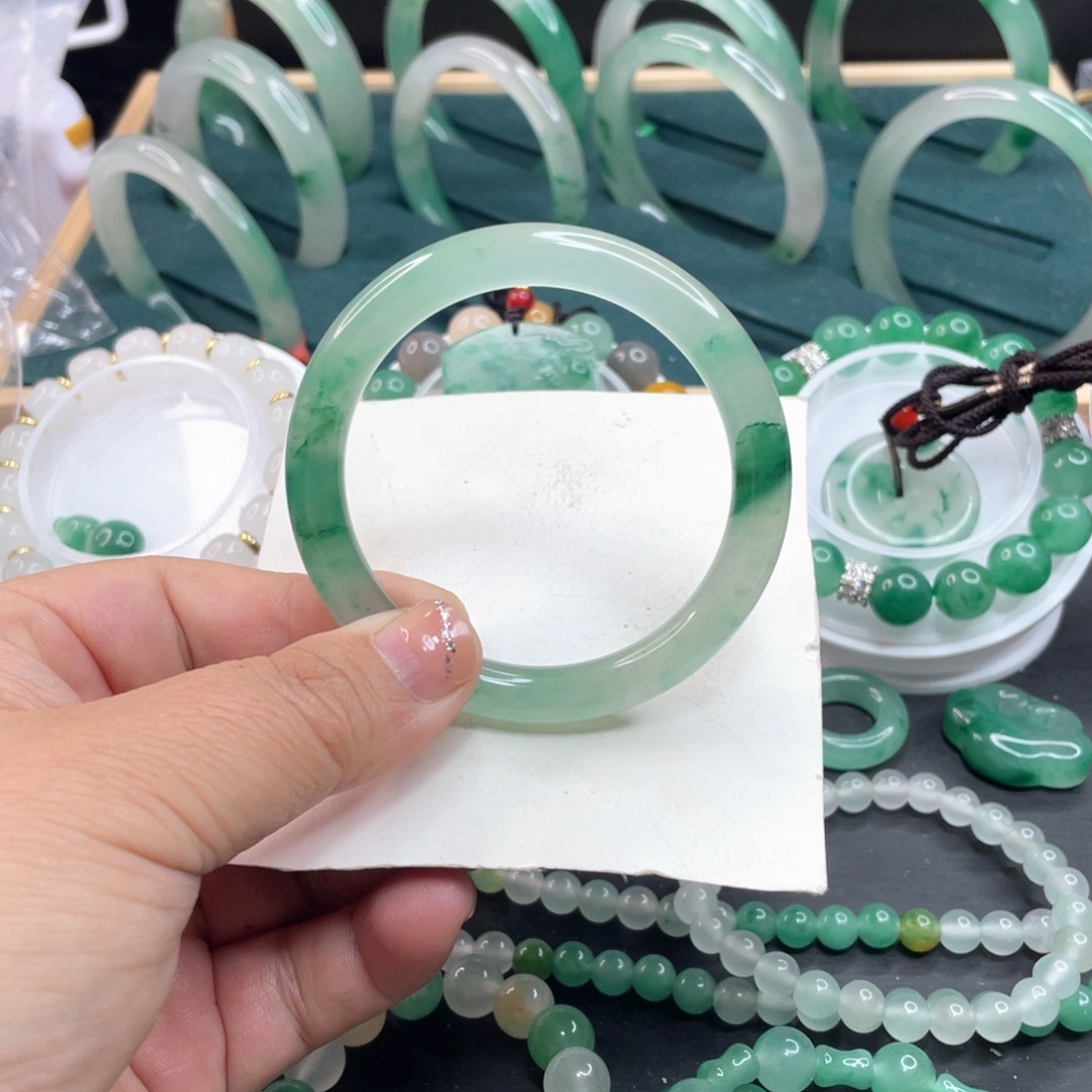 ****。石英质玉未镶嵌手镯