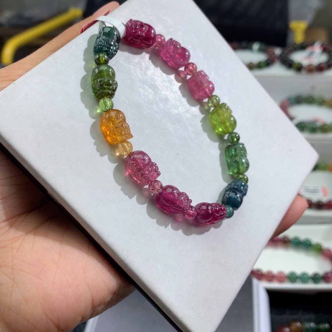 碧玺手链未镶嵌      7.8‘mm。   