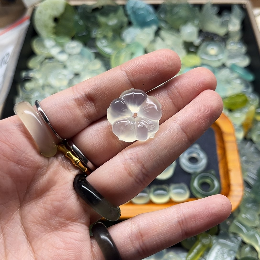 蛇纹石玉未镶嵌颈饰