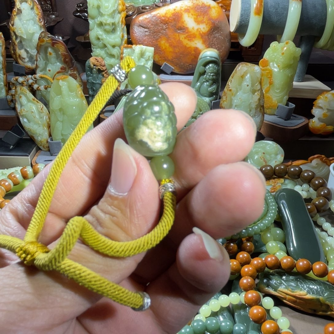 透闪石质玉未镶嵌颈饰