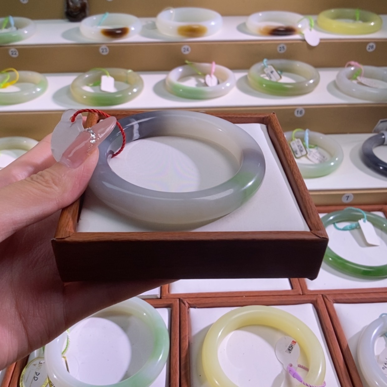 【闪购商品】和田玉手镯未镶嵌维*根