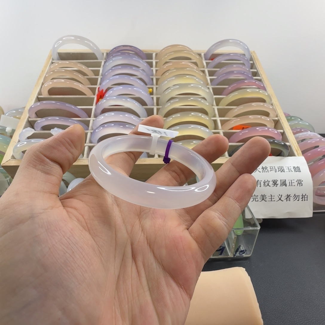 呆****玛瑙/玉髓未镶嵌手镯