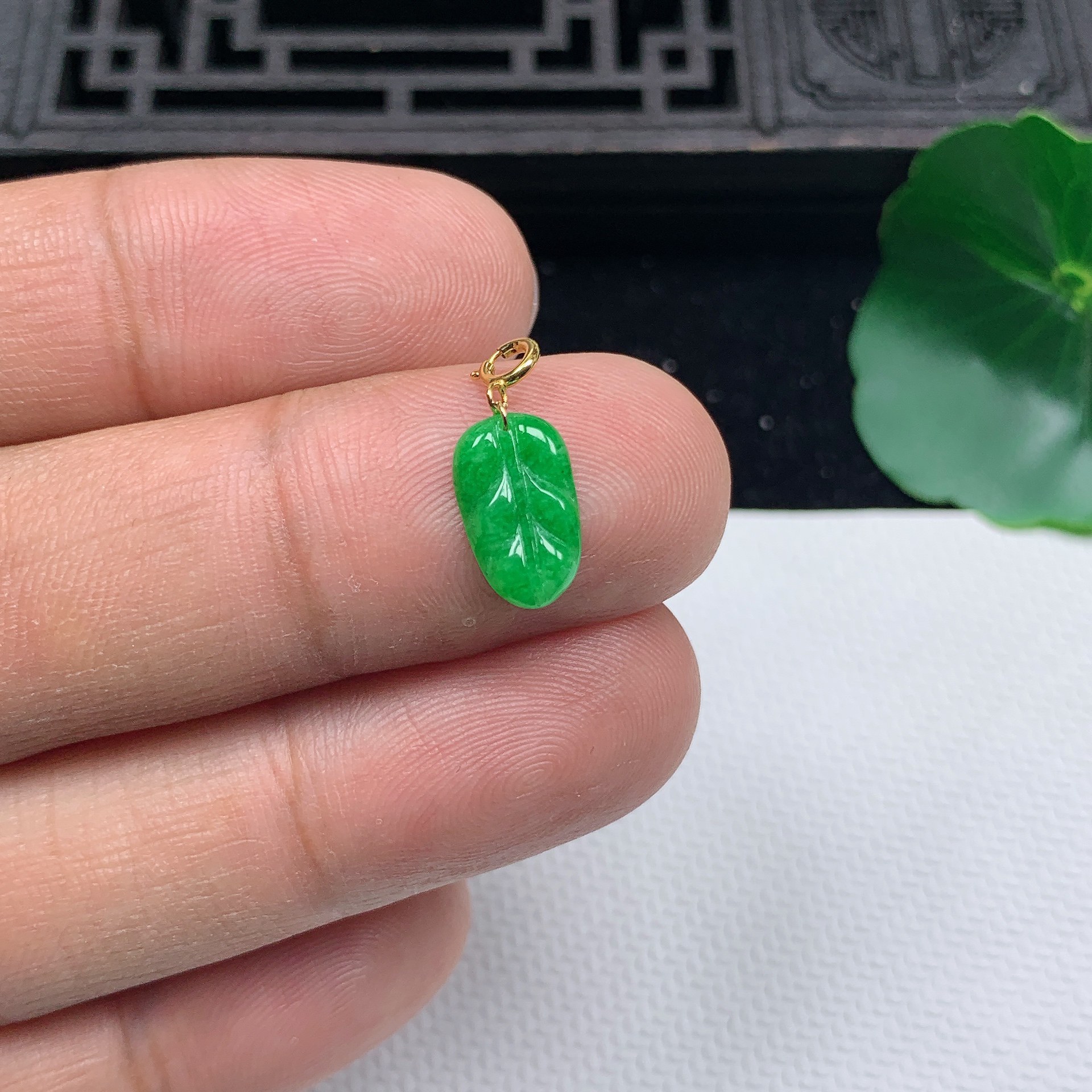 缅甸天然翡翠A货18K金扣精美飘阳绿小叶子吊坠尺寸11.3*6.7*1.7mm