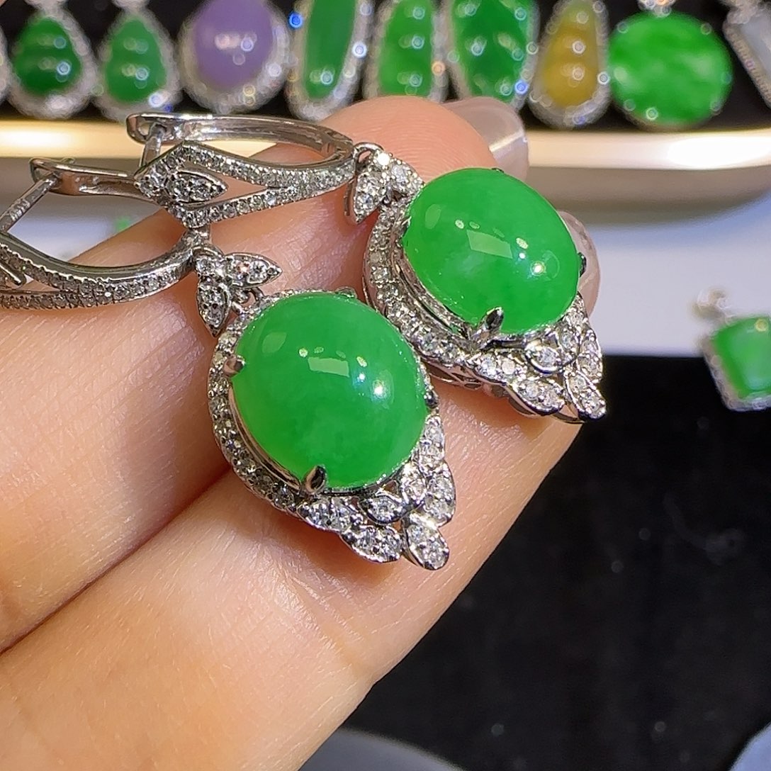 翡翠耳饰18K金镶嵌。